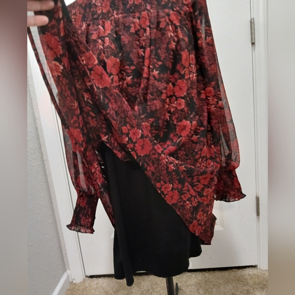 NWT Francesca's Red Flower Top - Picture 6 of 12